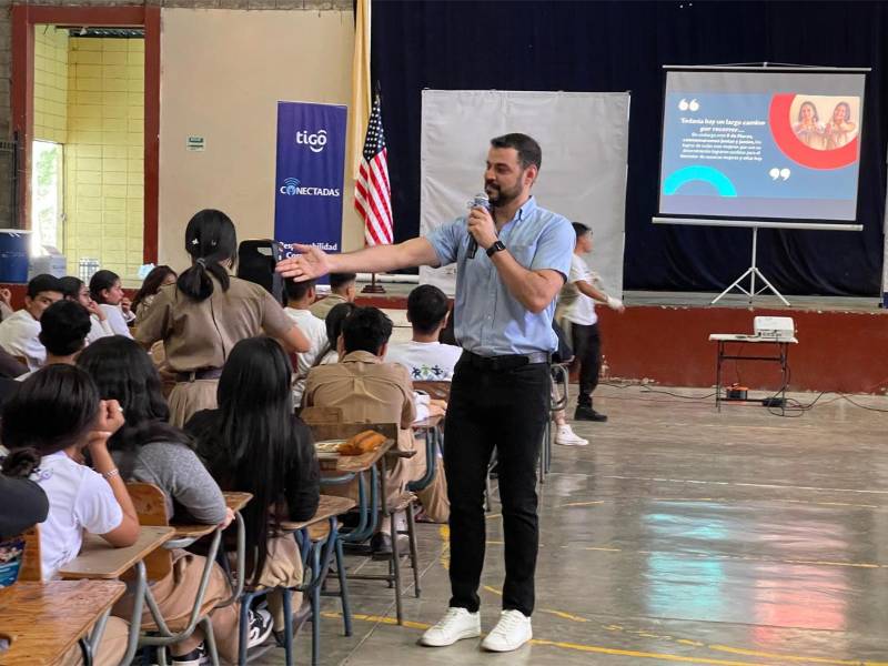 El programa Conéctate Segur@ de Tigo capacita a niños y jóvenes hondureños en el uso seguro de internet.