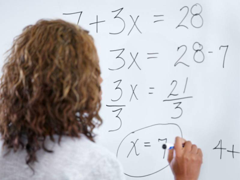 Educación ordena aumentar horas de clase en el área de matemáticas, mientras expertos advierten que el problema va más allá del tiempo en aula.