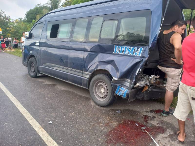 El accidente fue entre un microbús y un camión. En el pavimento quedaron algunos rastros de sangre.