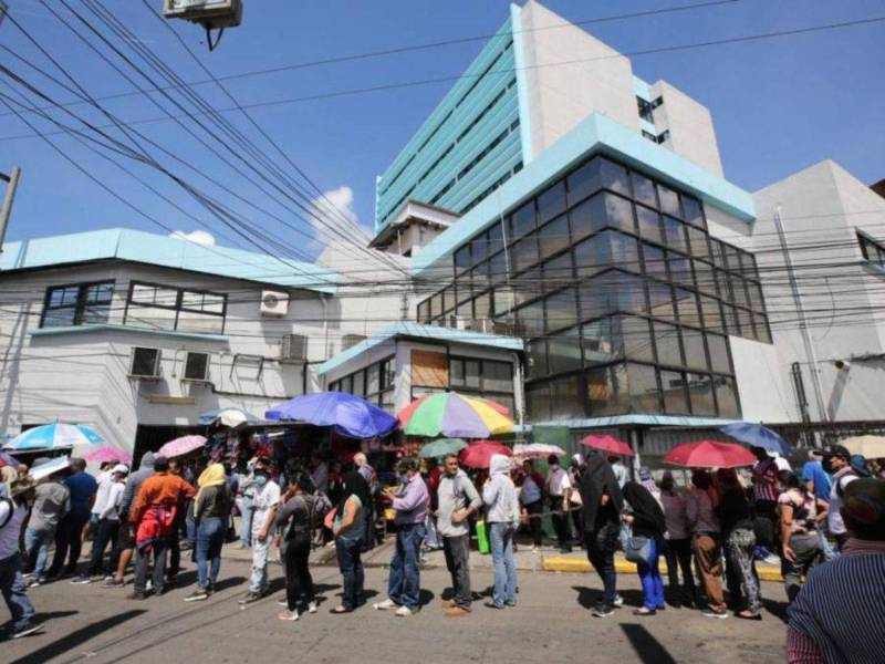 Los afiliados al Seguro Social hacen filas por largas horas para solicitar una cita, la mayoría con médicos especialistas, las cuales también son prolongadas por varios meses.