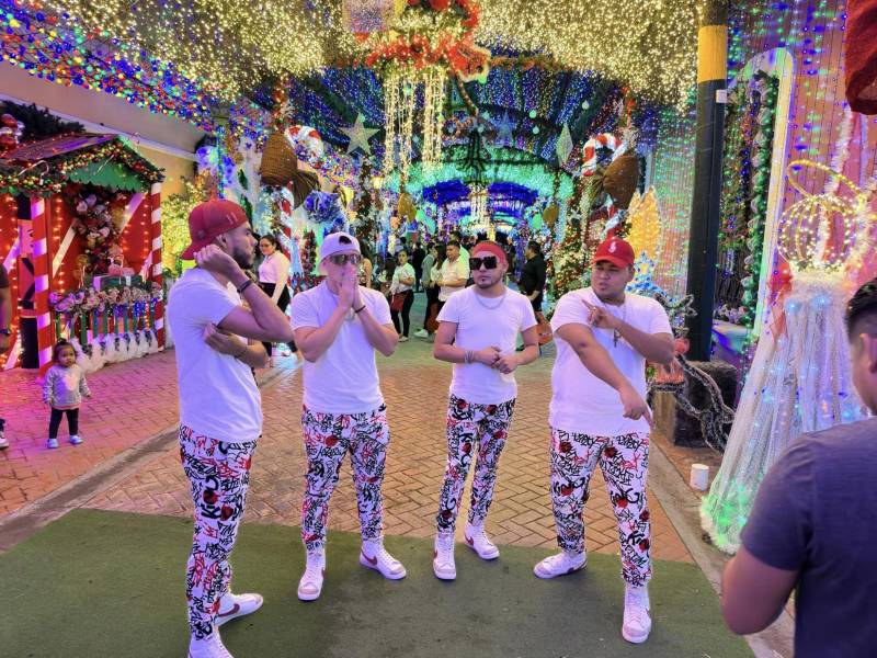 ”Fiesta en la Nochebuena” es un tema original del grupo Kandela al ritmo del merengue.