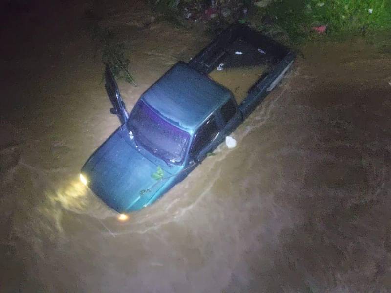 Este vehículo fue arrastrado por la fuerte corriente y a bordo iba una familia que logró salvarse de milagro.