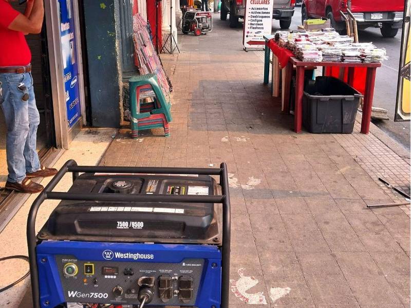 Algunos comerciantes de la Tercera Avenida de San Pedro Sula se han preparado con plantas eléctricas ante los cortes de energía que, en ocasiones, se prolongan durante todo el día.