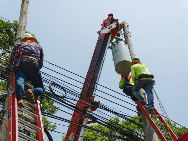 Con la creciente demanda de energía eléctrica provocada por las altas temperaturas y la ola de calor, la Enee ha tenido que aplicar racionamientos durante las horas de mayor consumo para evitar el colapso de la red eléctrica.