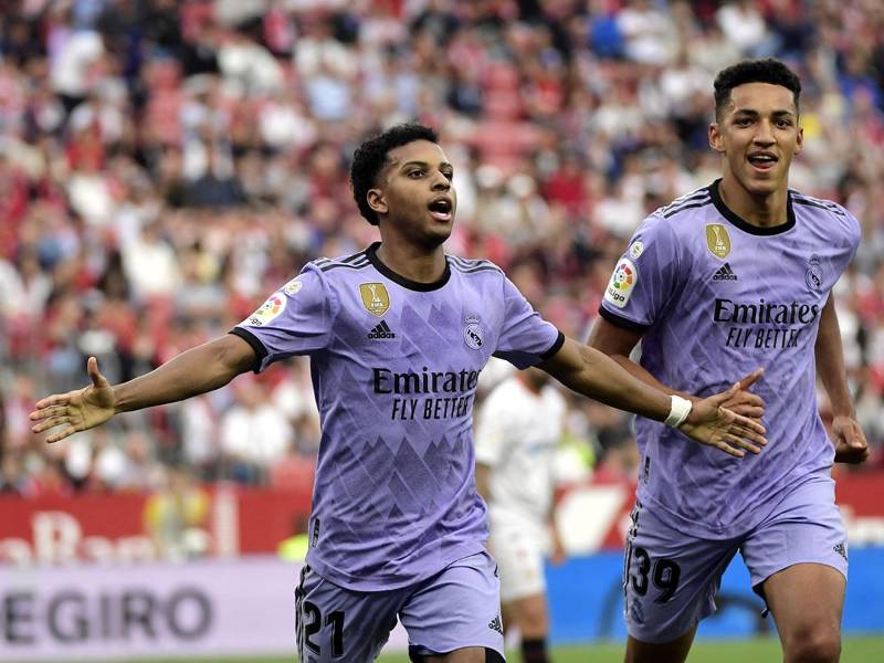 Rodrygo celebra su doblete que le hizo al Sevilla para la remontada del Real Madrid.