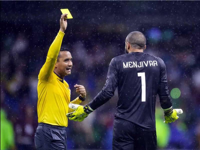 El árbitro salvadoreño Iván Barton le mostró la segunda tarjeta amarilla a Edrick Menjívar en la tanda de penales, pero no lo expulsó.