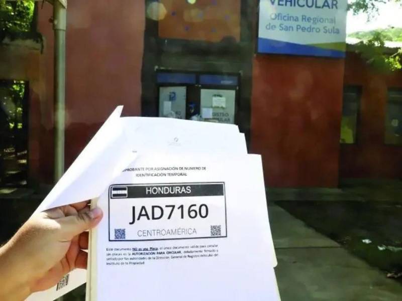 La fabricación nacional de placas en Tegucigalpa permitirá avanzar en la atención de miles de propietarios de vehículos que esperan desde 2023 la entrega de sus identificaciones metálicas.