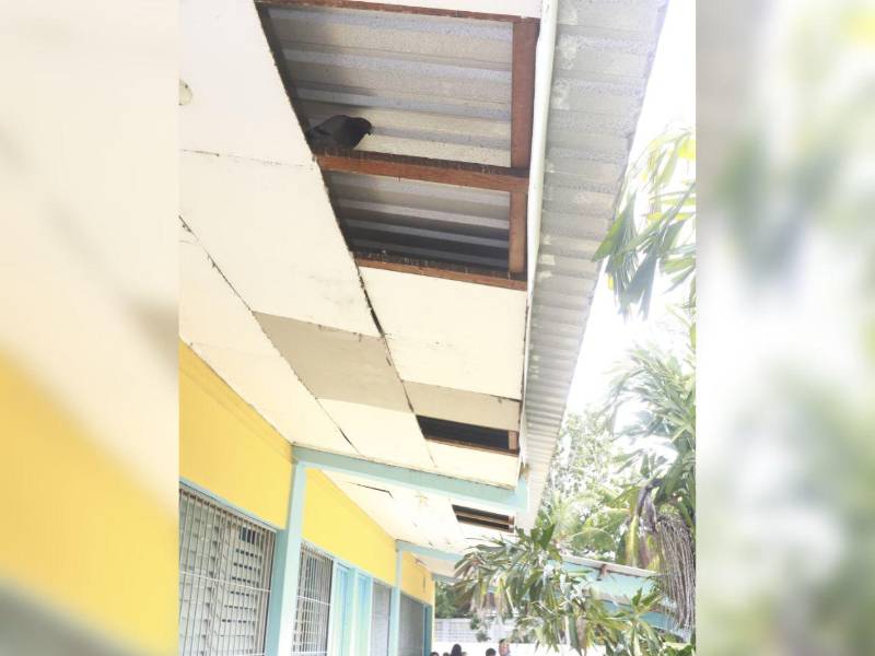 Techo de uno de los pasillos de la Soledad Fernández de San Pedro Sula.