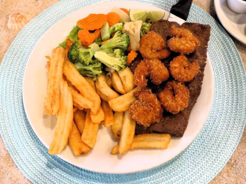 Mar y Tierra: Crujientes camarones al empanizado, jugoso churrasco