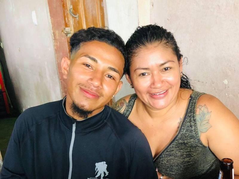 Foto en vida de Hibran Ochoa y su madre Saby Lorena Velásquez Robles.