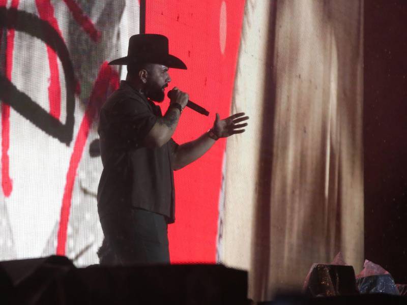 A mitad del concierto, Óscar Armando Díaz de León Huez, nombre de pila del cantante, acentuó su identidad musical con temas como “De compas”, “Ni me debes ni te debo”.