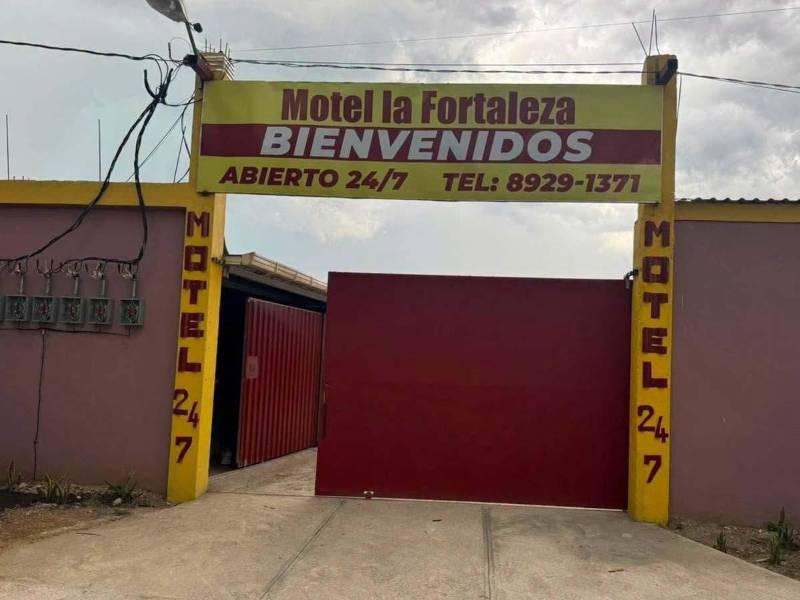 La Policía investiga qué ocurrió dentro de la habitación donde fue encontrada sin vida la mujer.
