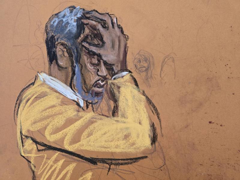 Fotografía de un dibujo realizado por la artista Jane Rosenberg donde aparece el rapero Sean Combs 'Diddy' (i) reacciona al dar su declaración final ante el juez federal Arun Subramanian, durante el juicio realizado este viernes, en un tribunal de Nueva York (EE.UU.).