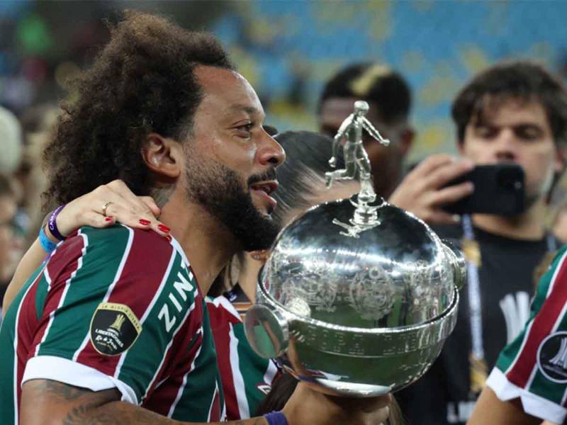 El lateral Marcelo junto con la Copa Libertadores obtenida como jugador del Fluminense.