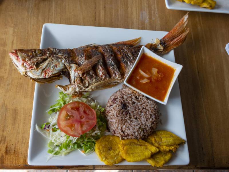 <b>1. PESCADO FRITO.</b> Especies como tilapia, robalo, bass, etc. son una verdadera delicia que se degusta con <i>rice and beans</i>, tajadas de plátano verde o tostones, ensalada y encurtido.