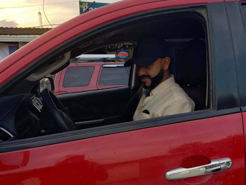 El joven comerciante Edwin Salguero resultó gravemente herido este sábado tras ser atacado a disparos cuando se encontraba en un vehículo rojo tipo pick-up en una gasolinera Texaco del sector El Palenque, en el bulevar del norte de San Pedro Sula, Cortés.