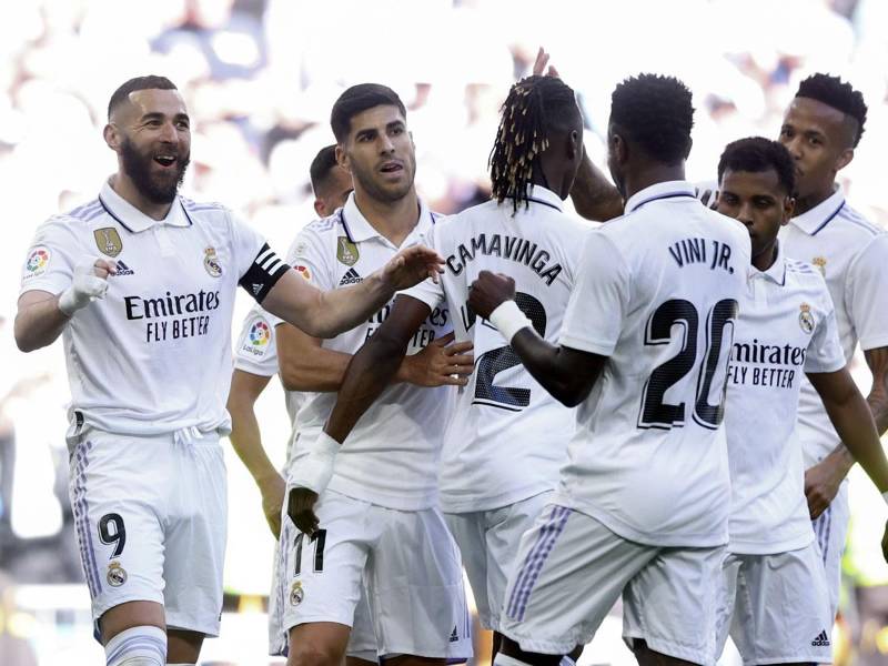 Karim Benzema celebra con sus compañeros uno de los goles que ha marcado en el triunfo del Real Madrid ante el Valladolid.