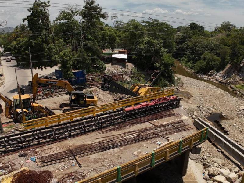 En el puente Las Brisas hay maquinaria, pero no están realizando trabajos pues se reanudarán después del despeje que debe realizar la Empresa Nacional de Energía Eléctrica.