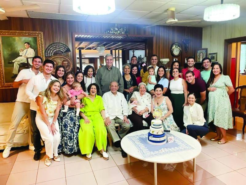 Don Napoleón con parte de sus descendientes durante la celebración de sus 98 años de vida en 2022.