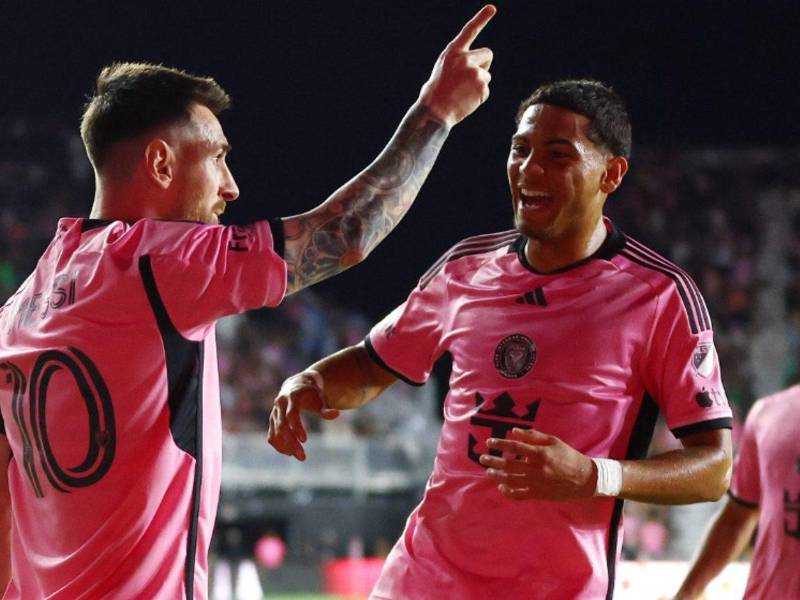 Messi celebrando el gol mientras el hondureño David Ruiz se une a los festejos.