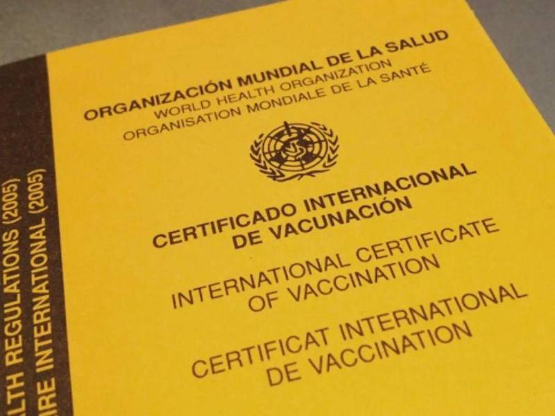 No se debe exigir el Certificado Internacional de fiebre amarilla en aquellos viajeros que está contra indicada la aplicación de la vacuna: Menores de un año, embarazadas, personas alérgicas al huevo, personas inmunodeprimidas, personas con enfermedad relacionada con el Timo (hiperplasia o cáncer) y adultos mayores de 60 años.