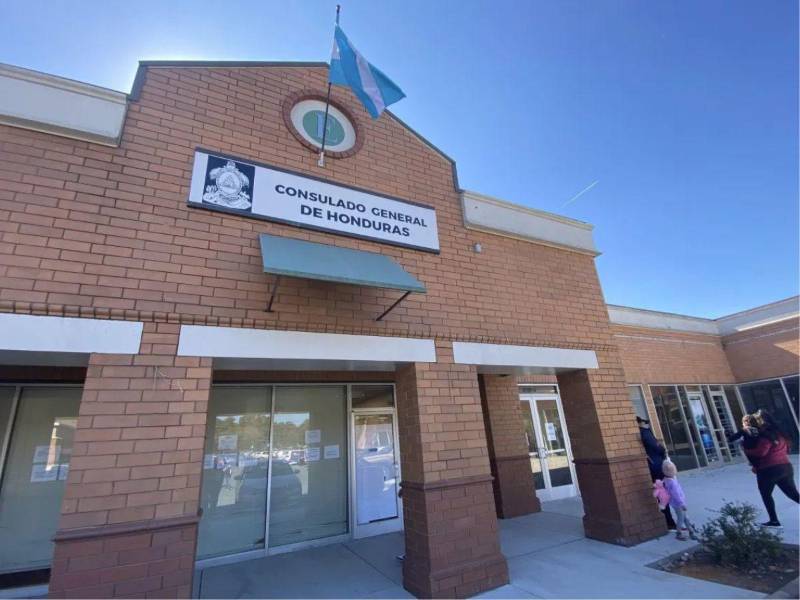 La sede del consulado hondureño en Charlotte, Estados Unidos queda en 5820 East W.T. Harris Boulevard, Suite 3118-G/J.