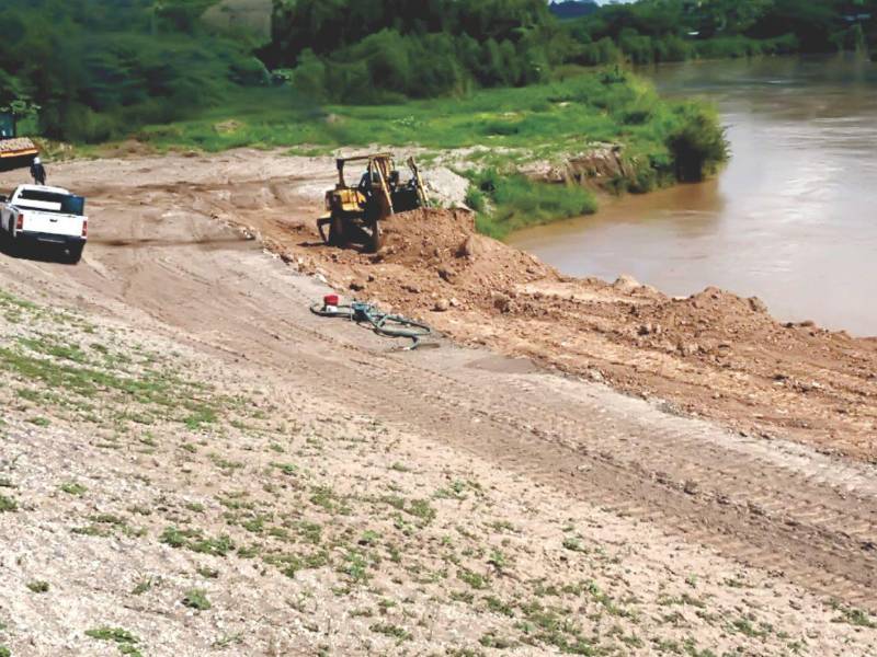 El Gobierno reparó los bordos del margen izquierdo del río Ulúa en Santiago, San Manuel, Cortés, pero no construyó escolleras para protegerlos.