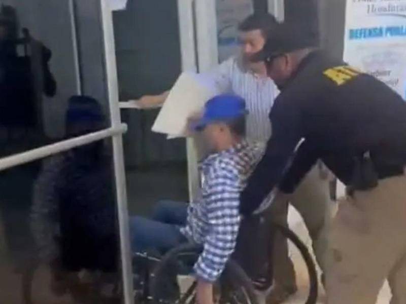 Amílcar Hernández llegando a los juzgados de la capital para su audiencia inicial, rodeado de seguridad y atención mediática.