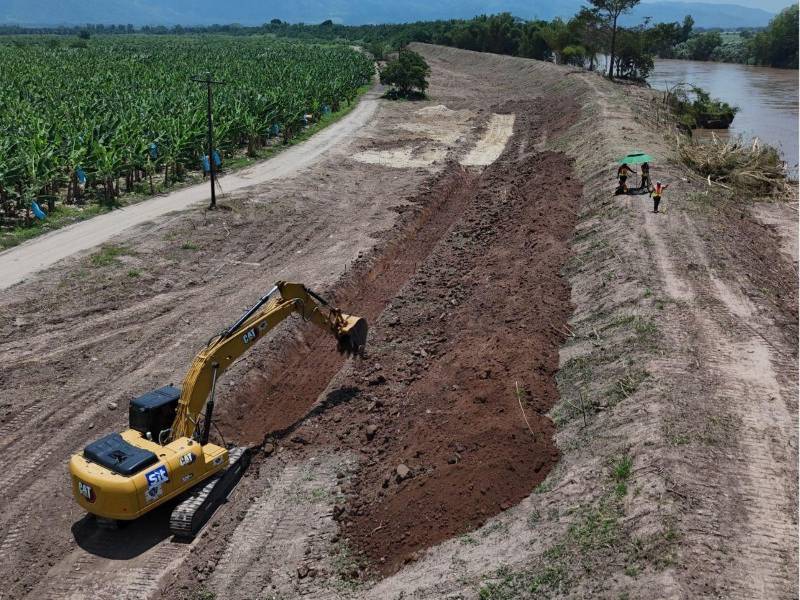 La maquinaria pesada trabaja en la reparación de los bordos, en el municipio de El progreso, Yoro, aunque se tiene contemplados otros puntos.