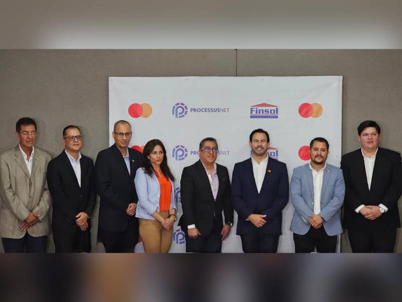 Ejecutivos de la Financiera Solidaria S. A. (Finsol), Mastercard y Processusnet se hicieron presentes a la firma de la alianza.