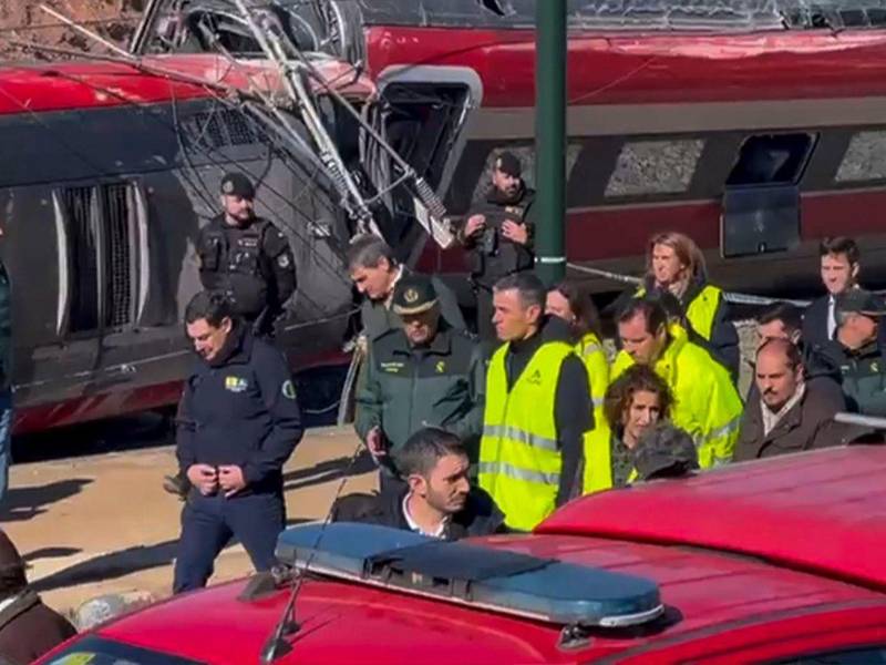 Captura de video que muestra al presidente de la Junta de Andalucía, Juanma Moreno, y al presidente del Gobierno, Pedro Sánchez, este lunes, en Adamuz (Córdoba), donde se ha producido la tragedia ferroviaria