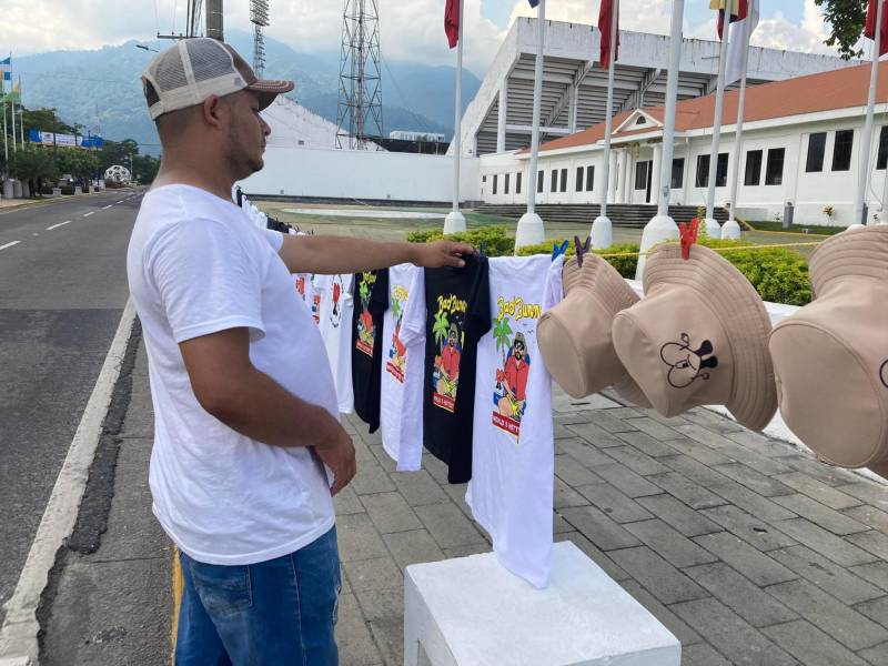 Los hondureños están listos para disfrutar del concierto de Bad Bunny, el más esperado del año, y para ello muchos lucirán atuendos inspirados en el estilo del cantante puertorriqueño.