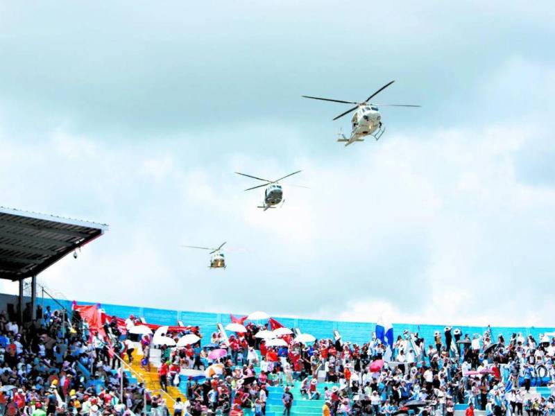 Los paracaidistas saltarán desde los helicópteros a más de 8,000 pies de altura.