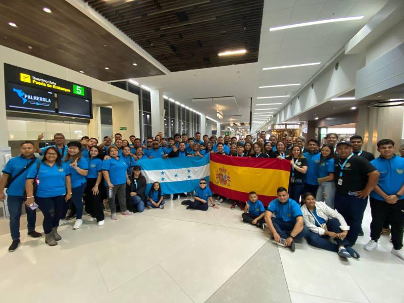 Con mucho entusiasmo y ganas de poner en alto el nombre de Honduras, la banda del instituto José Trinidad Reyes partió la noche del miércoles hacia España para iniciar su tan esperada gira.