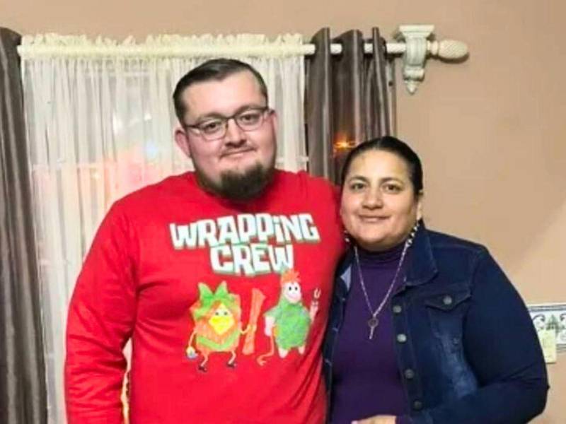 Alejandro Quirino junto a su madre, quien pide justicia a autoridades estadounidenses.