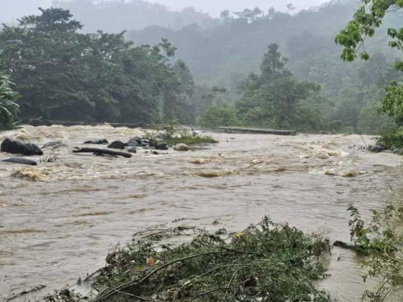 En la comunidad de Arena Blanca, en Quimistán, Santa Bárbara, la caja puente presenta daños severos, mientras que en Quebrada Grande se reportan dificultades de acceso.