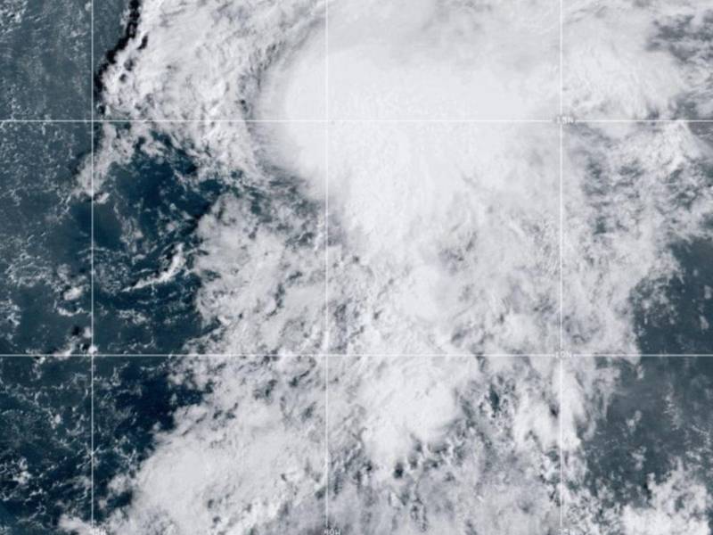 La tormenta tropical Lorenzó se formó en mar abierto en el Atlántico central.