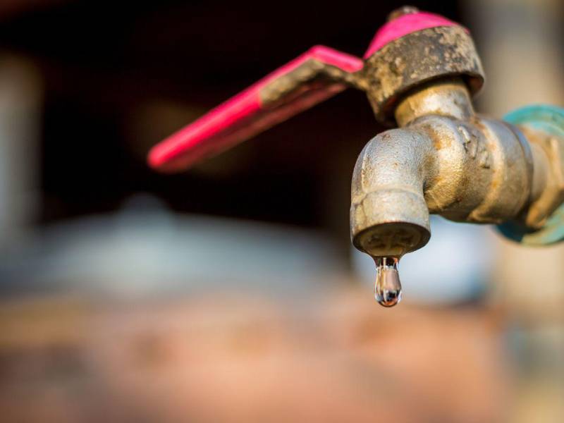 Vecinos de La Era denuncian hasta 20 días sin agua mientras Umaps repara la cortina inflable de Los Laureles.