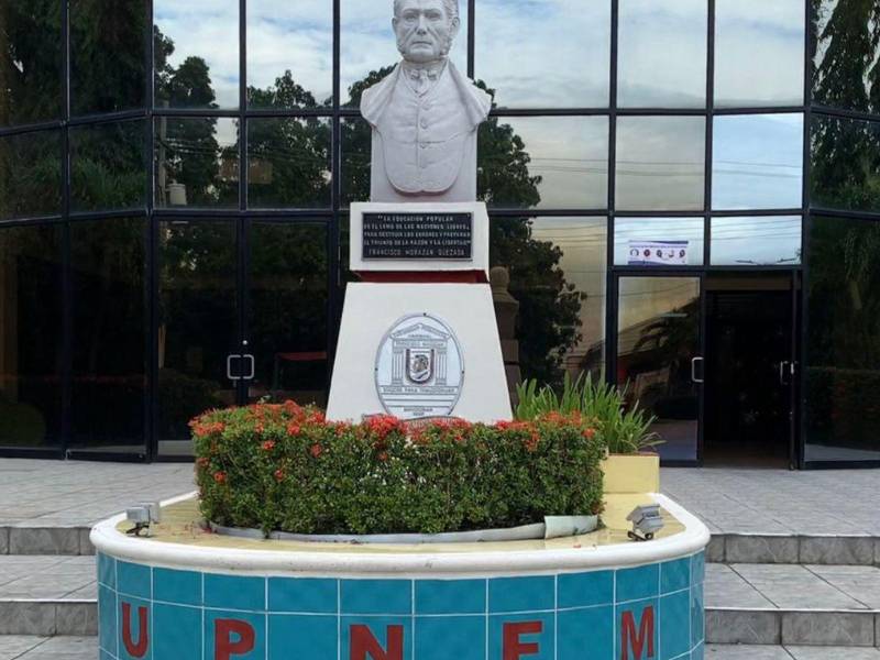 Vista de la fachada principal de la Universidad Pedagógica Nacional Francisco Morazán, sede San Pedro Sula.