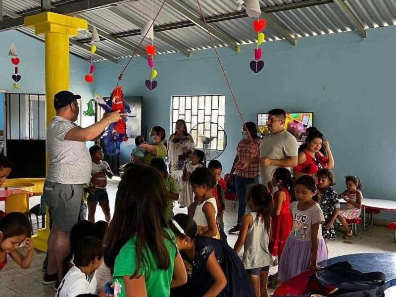 Martín Ortiz comparte la alegría con los niños de Macuelizo, Santa Bárbara, durante una de las entregas de juguetes realizadas en años anteriores.