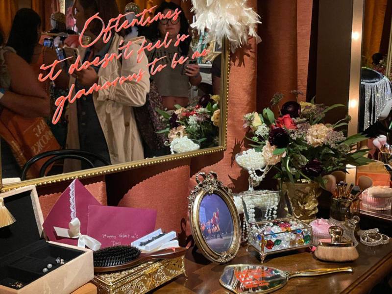 Fotografía que muestra un tocador con accesorios en el 'pop up' del universo de Taylor Swift este martes, en Nueva York (EE.UU.).