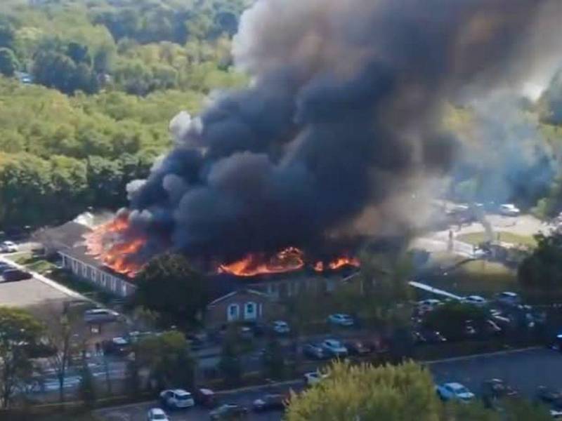 El tirador habría incendiado la iglesia tras el ataque, según medios locales.
