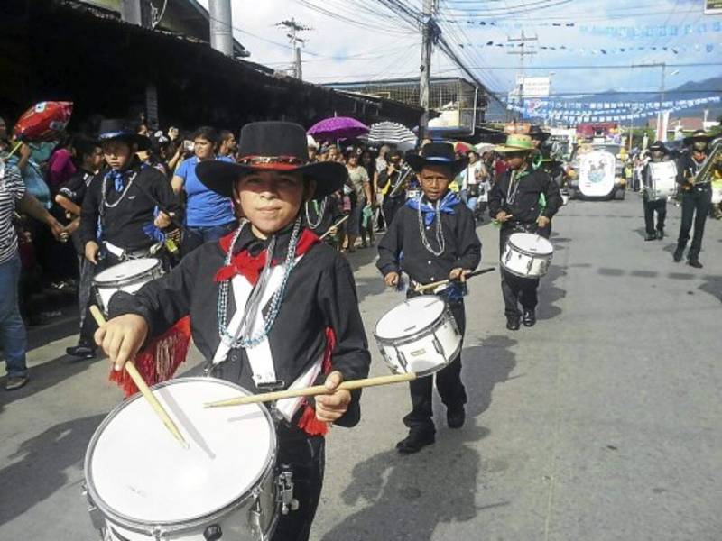 Las bandas de guerra pusieron el ritmo durante el recorrido que culminó en el parque Ramón Rosa.