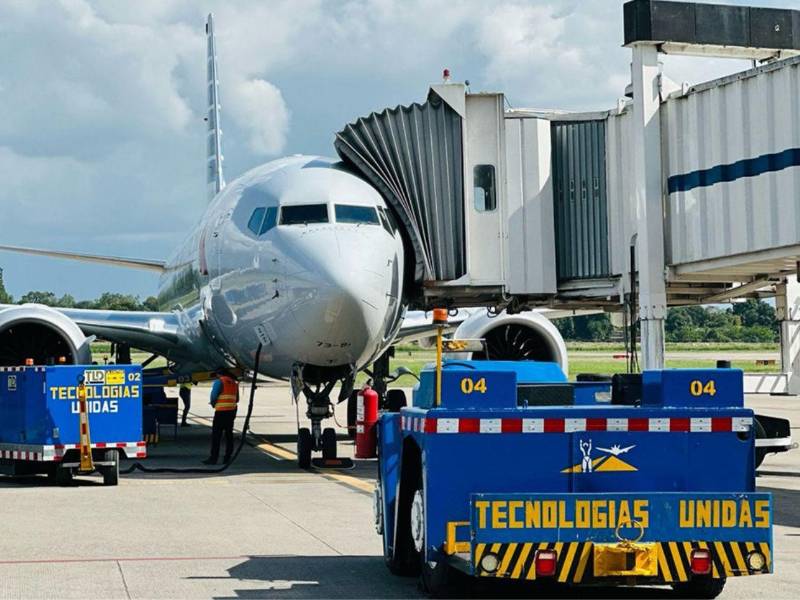 Este martes iniciaron la desinstalación de los tres puentes de abordaje en el aeropuerto Ramón Villeda Morales, en San Pedro Sula.