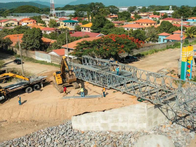 Personal de la Secretaría de Infraestructura y Transporte trabaja en la instalación del puente Bailey en la Flor de Cuba, sector noreste de San Pedro Sula.
