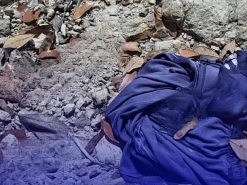 En la escena también fueron localizadas varias prendas de vestir, entre ellas un suéter color verde turquesa.