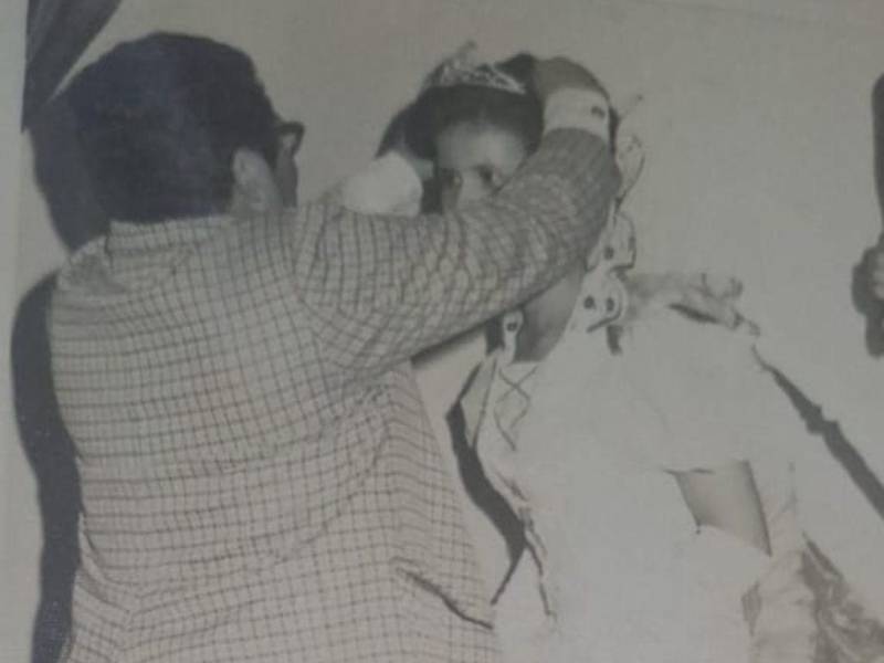 Coronación de Juana Leticia Cook Pineda como reina del cincuentenario del JTR.