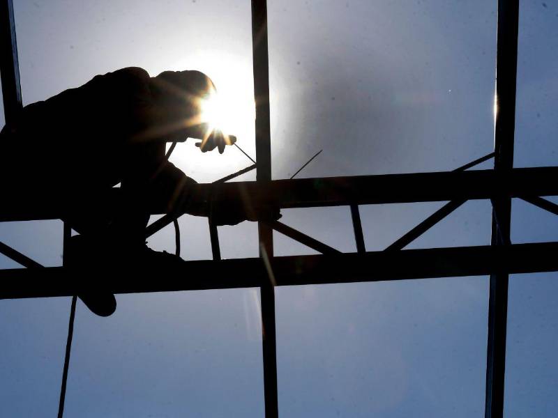 En Honduras, tener empleo no siempre significa estabilidad, salario digno ni un escritorio. La realidad laboral del país se construye, en su mayoría, lejos de oficinas climatizadas y computadoras: está en la tierra, en las calles, en la construcción y en los oficios que exigen esfuerzo físico diario.