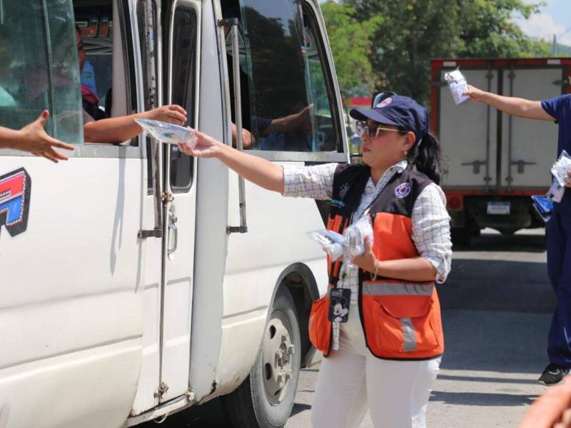 Personal de Copeco regala trifolios y stickers preventivos durante el feriadón.