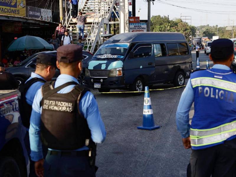 Una unidad que cubre la ruta López Arellano - Centro de San Pedro Sula se estacionó en la concurrida parada conocida como “Sahara”, frente a la colonia Victoria a eso de las 4:00 p.m.